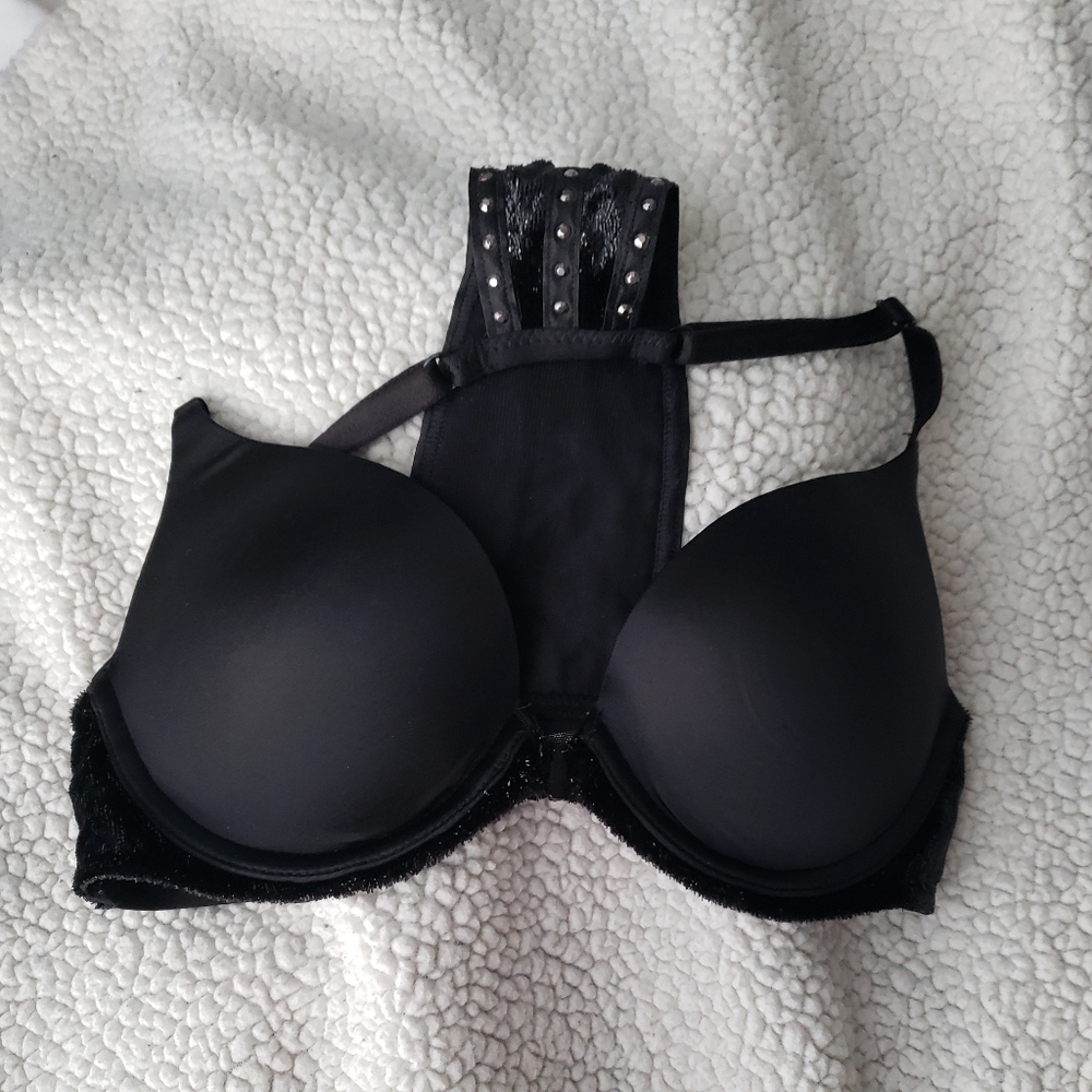 32b VS bra clip in front